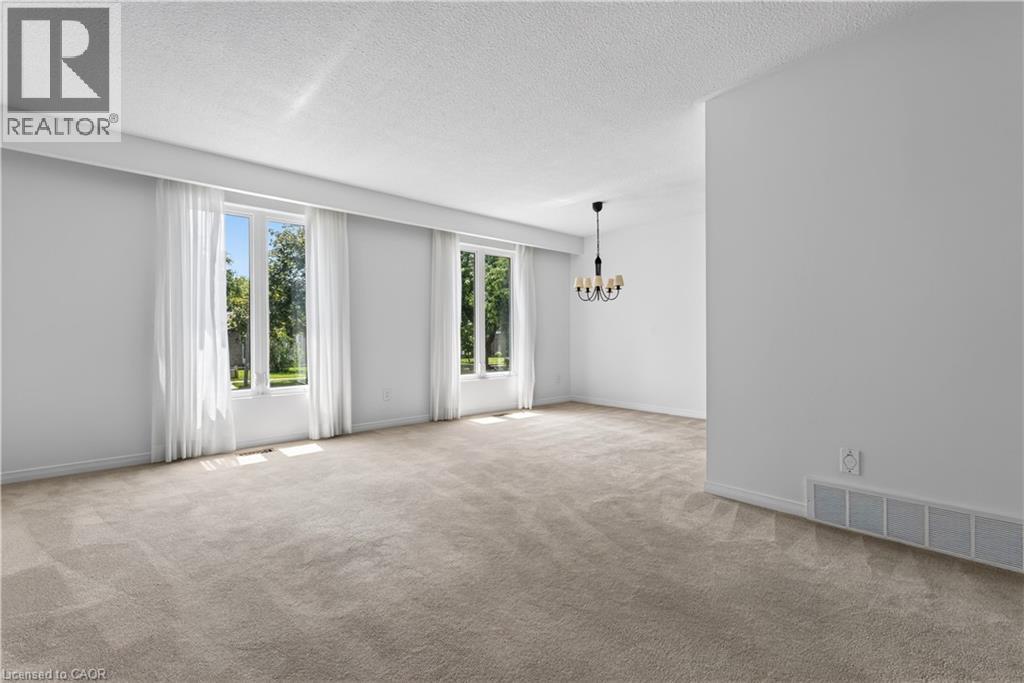 Sun-filled Living and Dining Room area - 5051 Brady Avenue, Burlington, ON