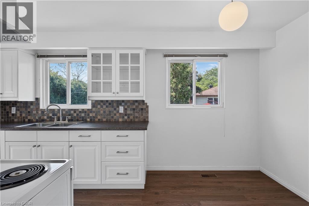 Kitchen with Breakfast area - 5051 Brady Avenue, Burlington, ON