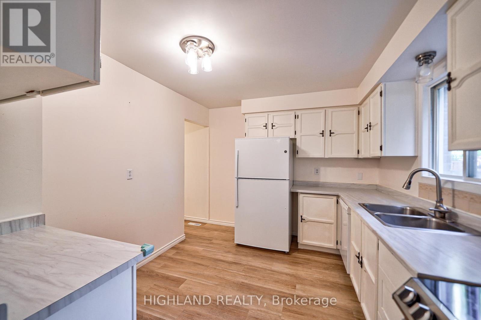 6455 Tisler Crescent, Mississauga, ON - Indoor Photo Showing Kitchen With Double Sink