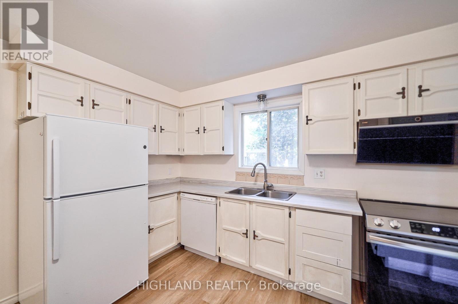 6455 Tisler Crescent, Mississauga, ON - Indoor Photo Showing Kitchen With Double Sink