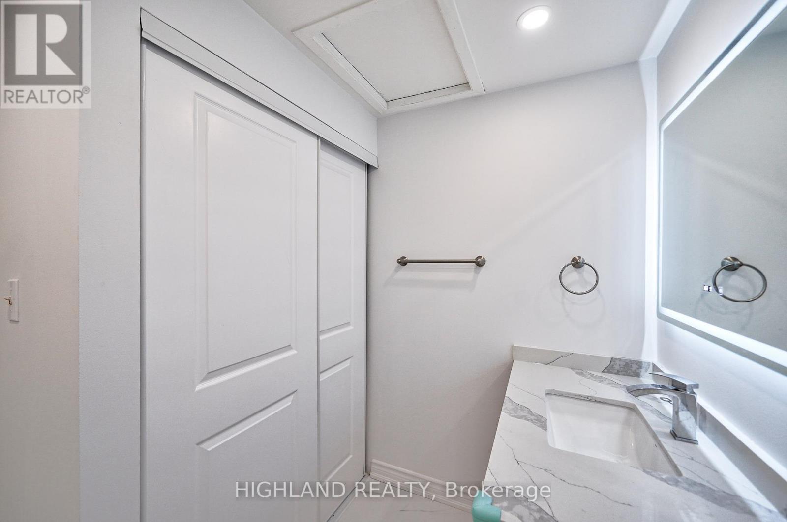 6455 Tisler Crescent, Mississauga, ON - Indoor Photo Showing Bathroom