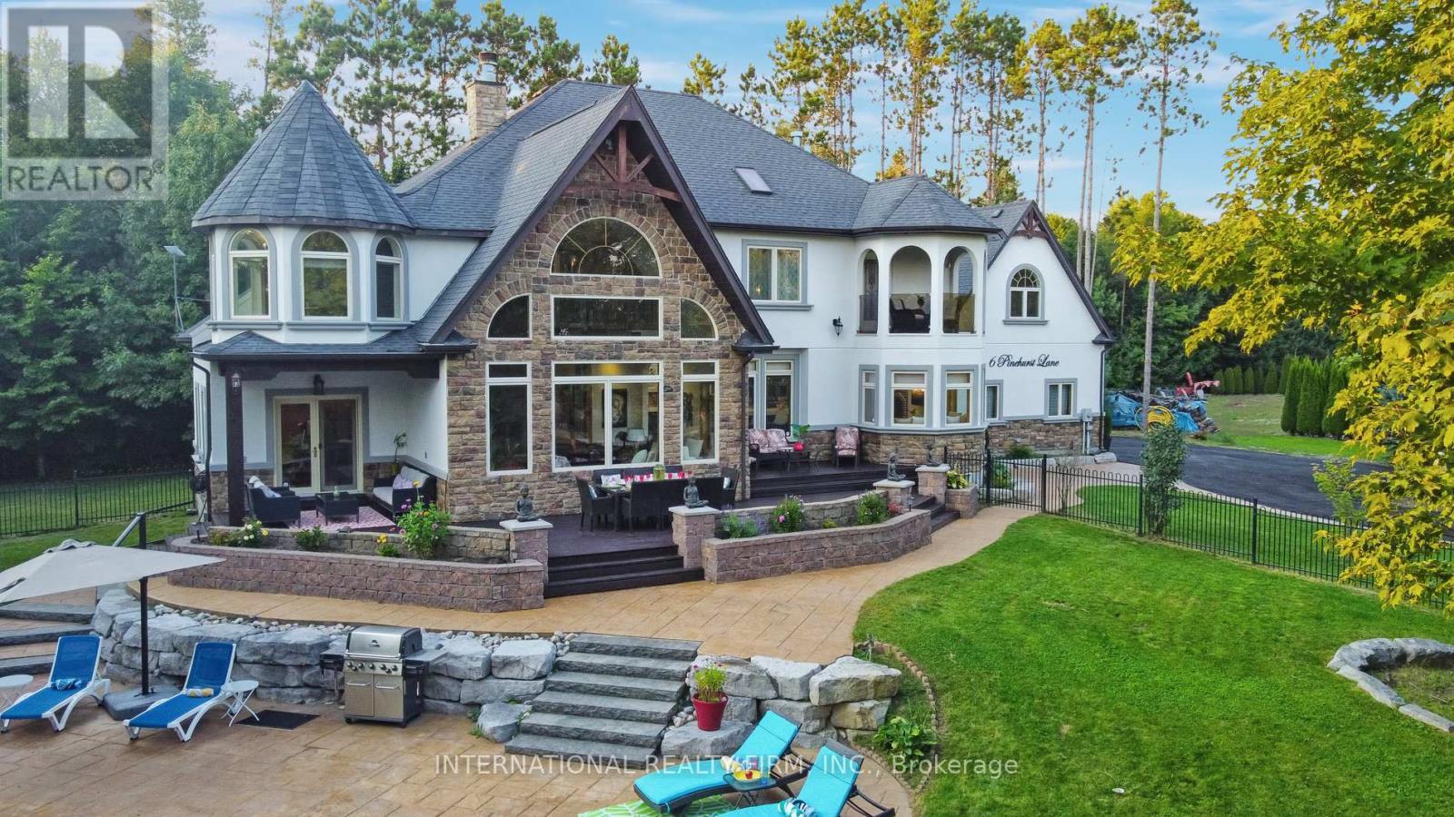 Striking stone & stucco architectural facade. - 6 Pinehurst Lane, Springwater, ON - Outdoor