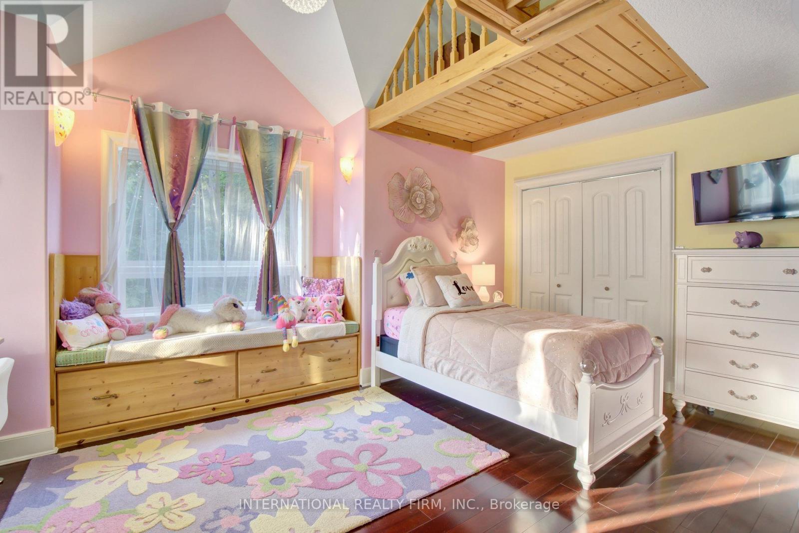 Spacious and bright bedroom w/shared semi-ensuite. - 6 Pinehurst Lane, Springwater, ON - Indoor Photo Showing Bedroom