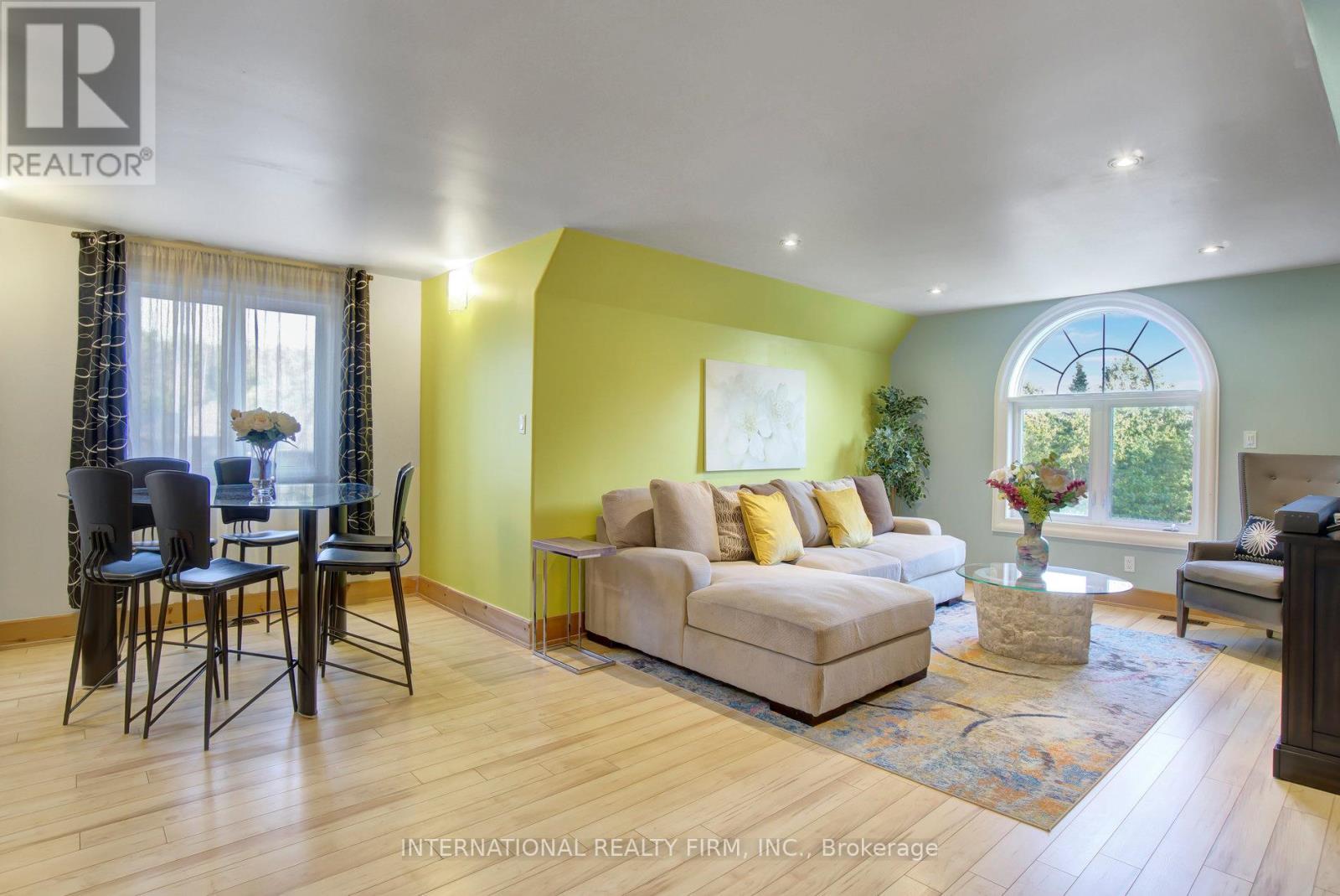 Spacious independent guest suite with ensuite. - 6 Pinehurst Lane, Springwater, ON - Indoor Photo Showing Living Room
