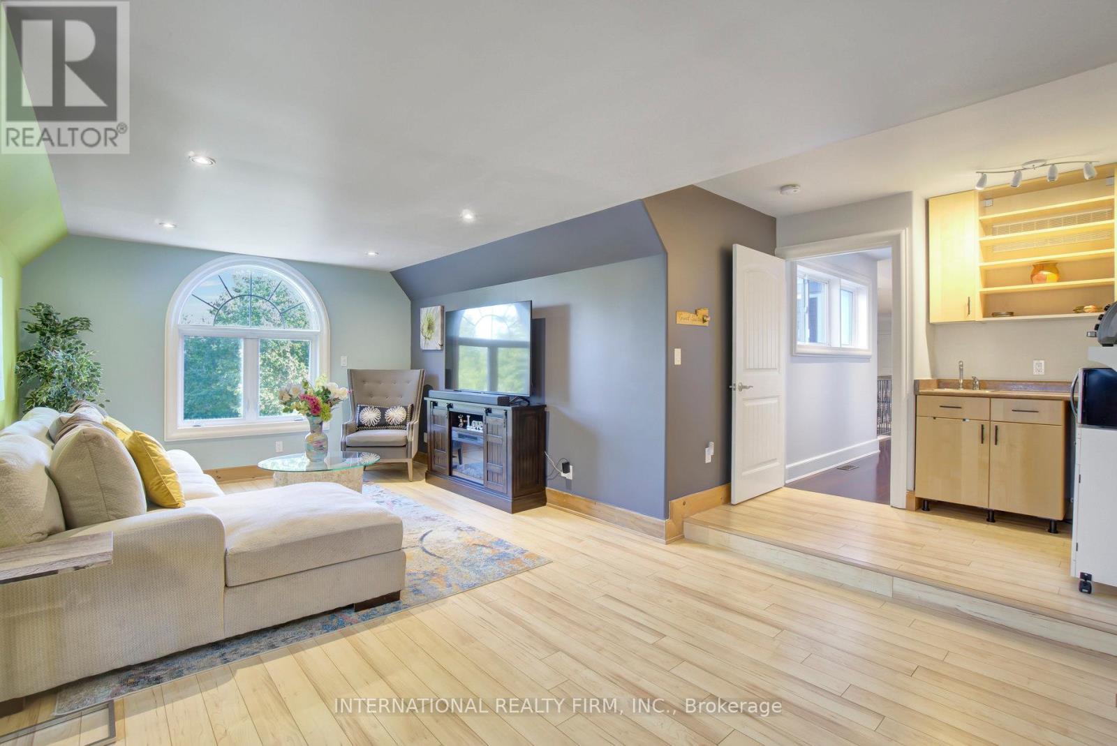 Deluxe guest suite with full living area & kitchen - 6 Pinehurst Lane, Springwater, ON - Indoor Photo Showing Living Room