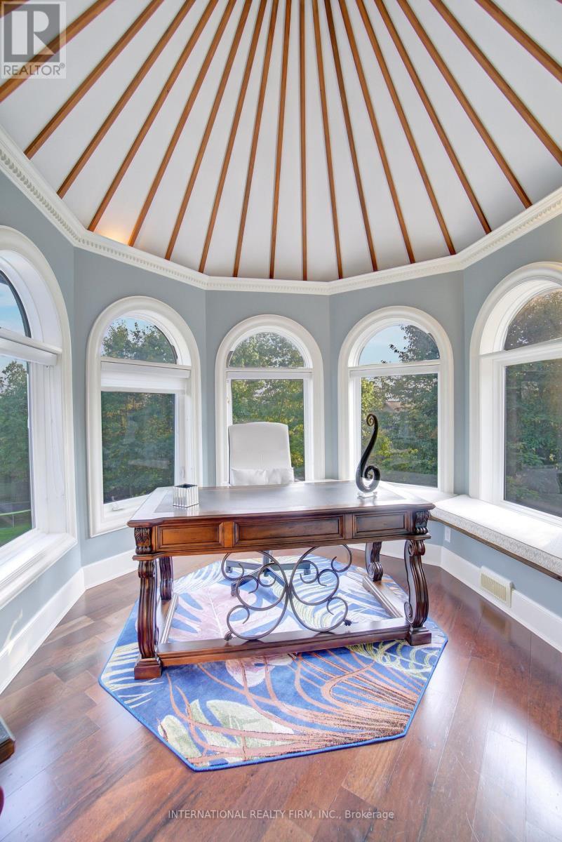 Stunning circular turret room with panoramic views - 6 Pinehurst Lane, Springwater, ON - Indoor