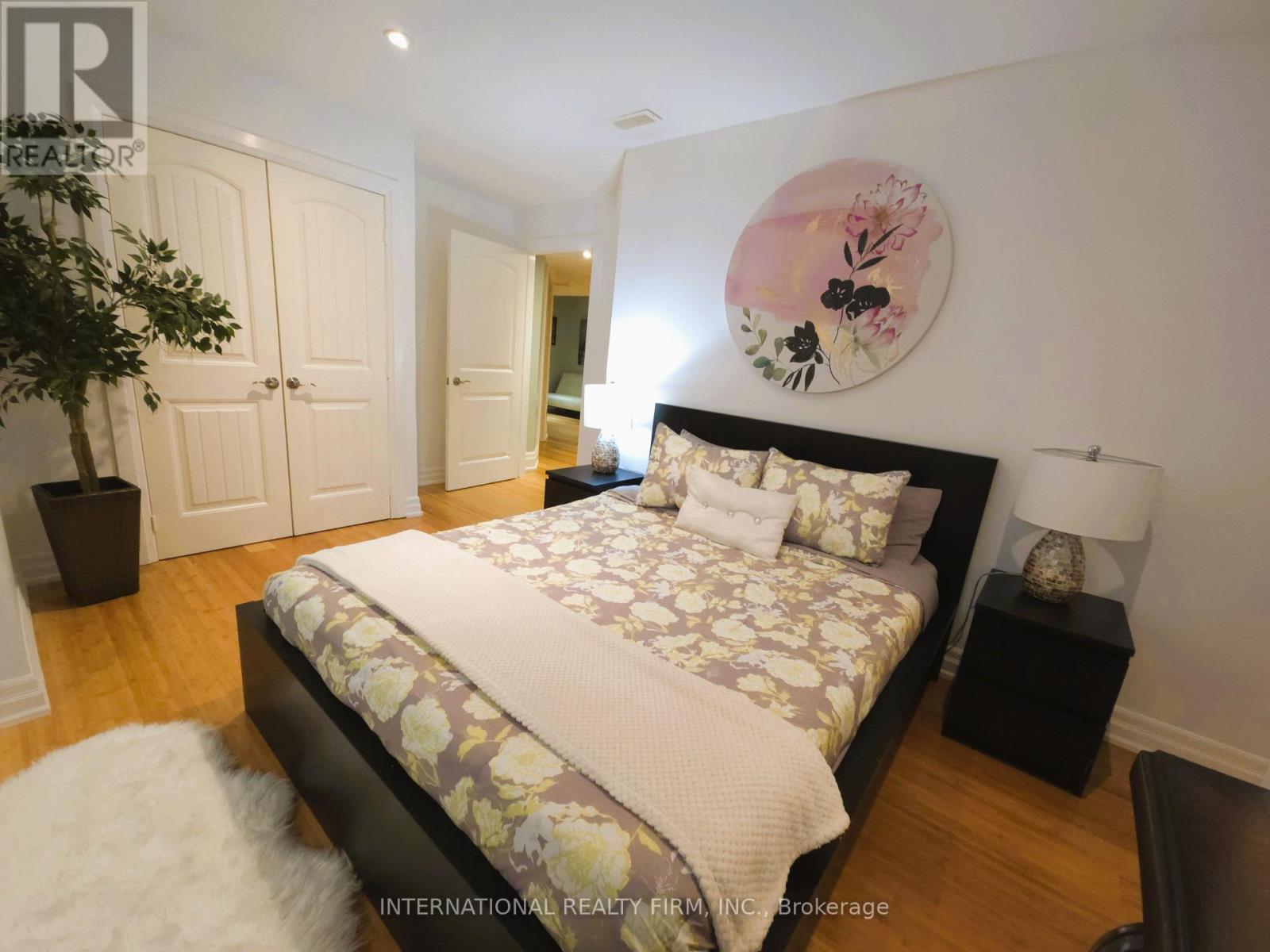 Spacious and bright lower level bedroom w/closet. - 6 Pinehurst Lane, Springwater, ON - Indoor Photo Showing Bedroom