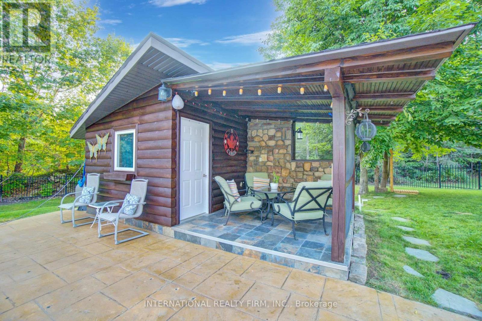 Custom pool house with porch and covered deck. - 6 Pinehurst Lane, Springwater, ON - Outdoor