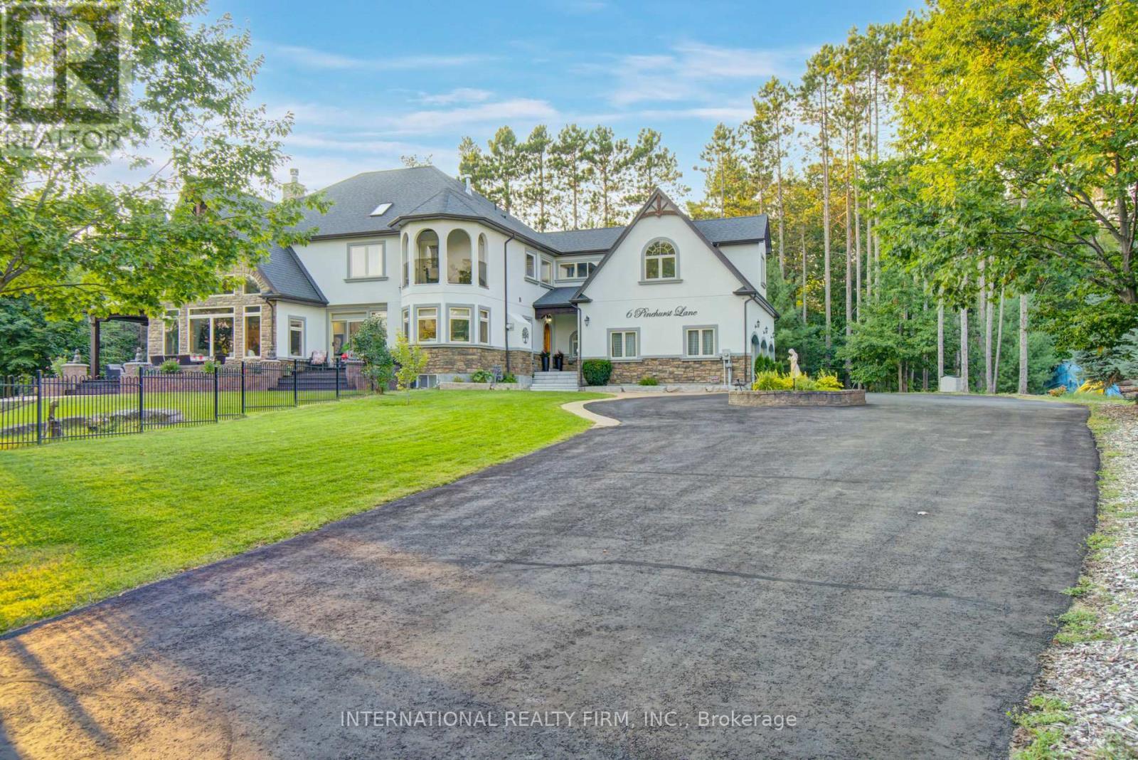 Massive circular driveway with 13 parking spots. - 6 Pinehurst Lane, Springwater, ON - Outdoor
