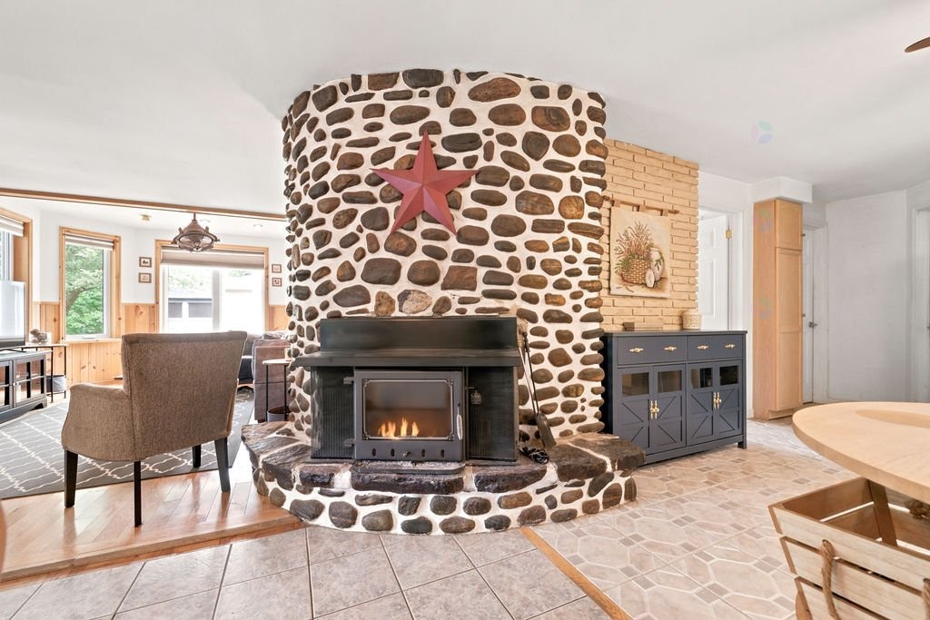 Dining Room - 111 Ch. Des Rapides, Mansfield-Et-Pontefract, QC - Indoor Photo Showing Living Room With Fireplace