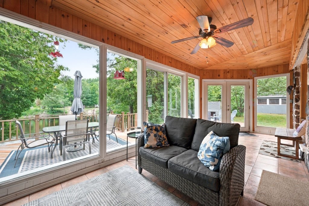 Sun Room - 111 Ch. Des Rapides, Mansfield-Et-Pontefract, QC - Photo Showing Living Room