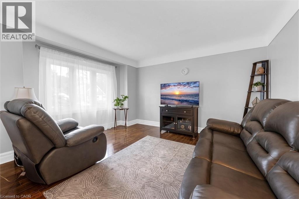722 Burgess Avenue, Hamilton, ON - Indoor Photo Showing Living Room