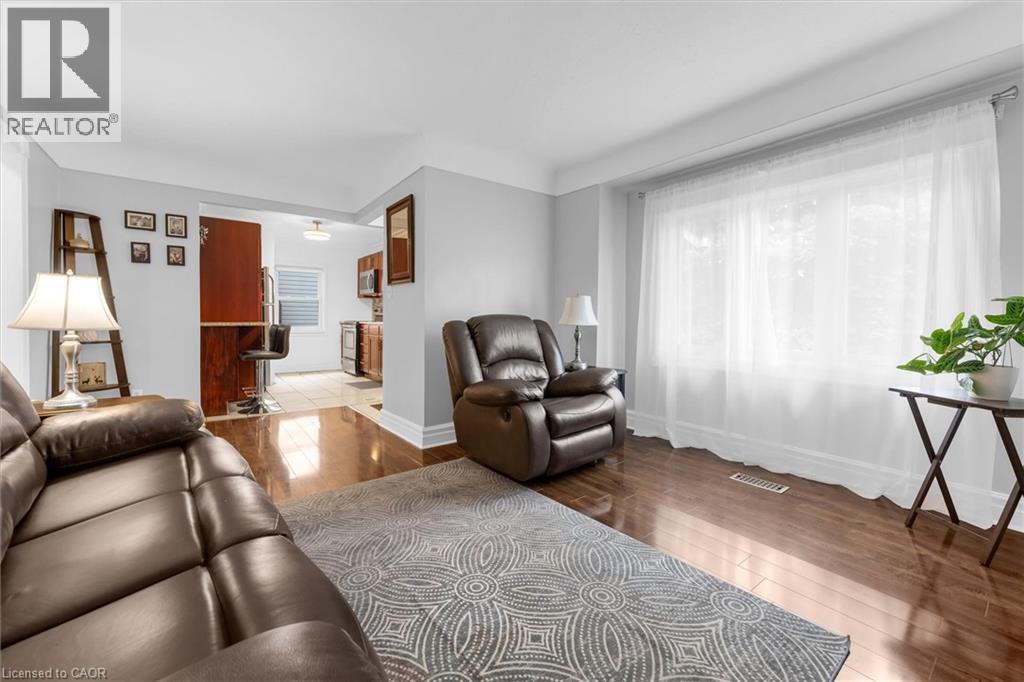 722 Burgess Avenue, Hamilton, ON - Indoor Photo Showing Living Room