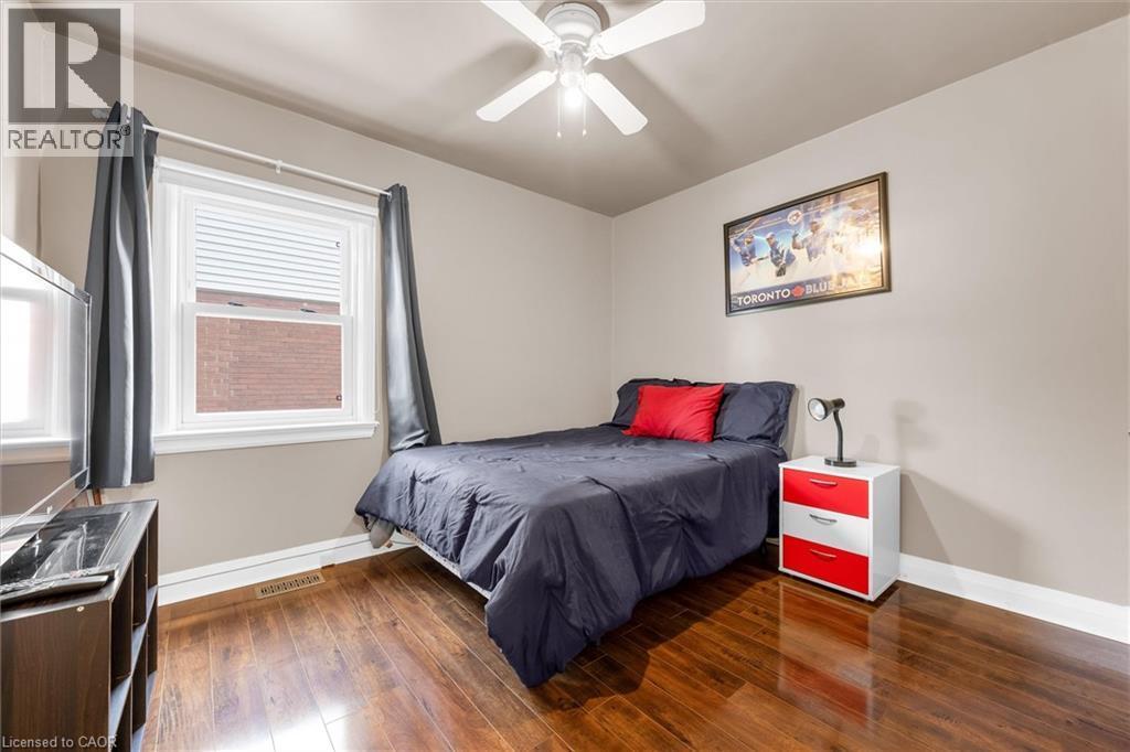 722 Burgess Avenue, Hamilton, ON - Indoor Photo Showing Bedroom