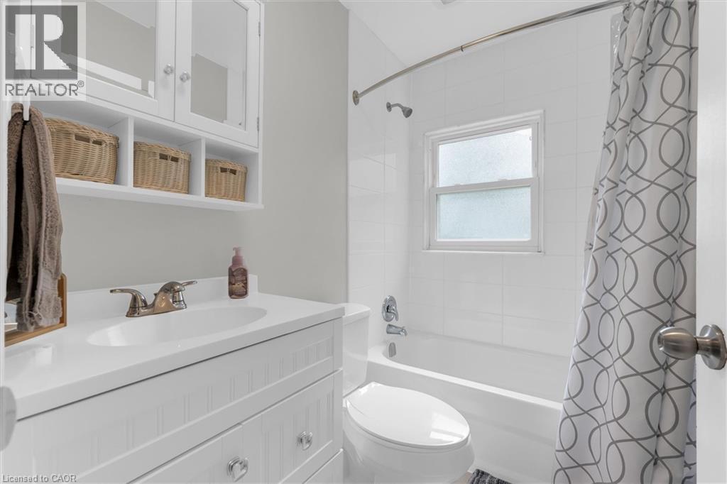 722 Burgess Avenue, Hamilton, ON - Indoor Photo Showing Bathroom