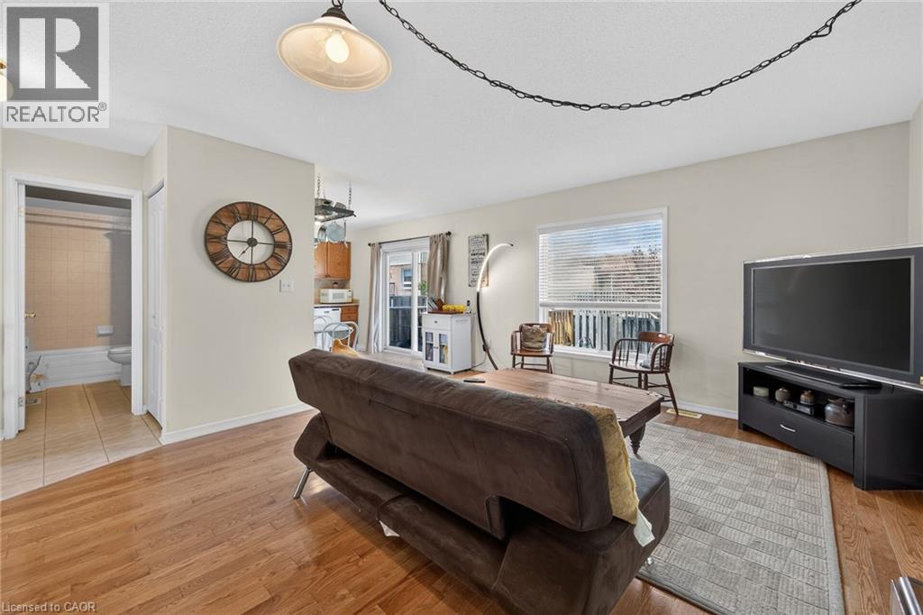 24 Kenyon Crescent Unit# 44, Grimsby, ON - Indoor Photo Showing Living Room