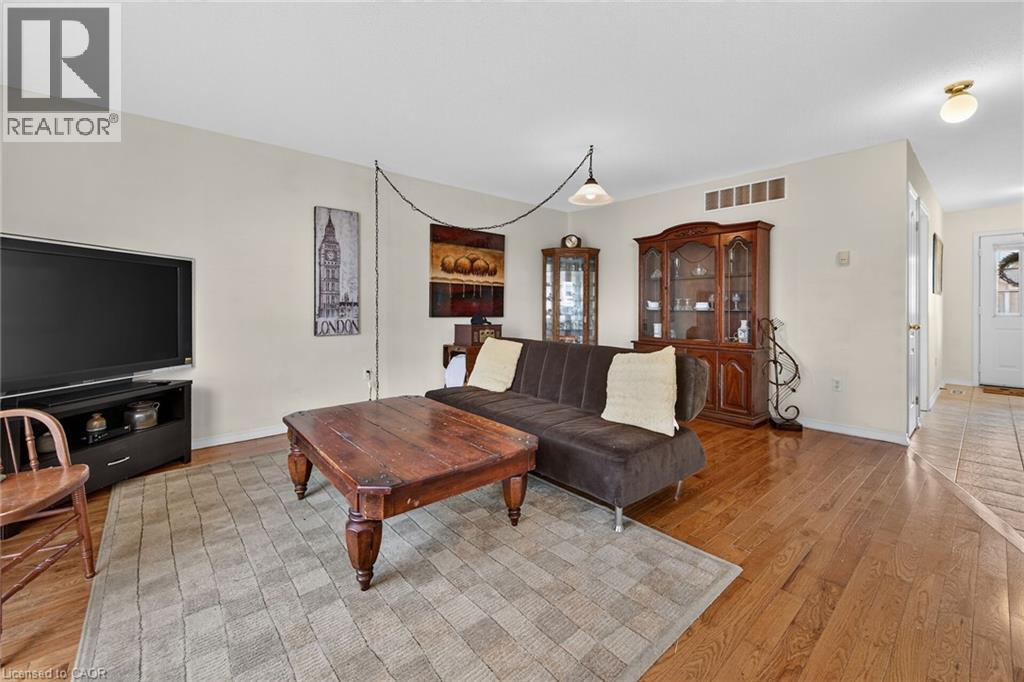 24 Kenyon Crescent Unit# 44, Grimsby, ON - Indoor Photo Showing Living Room