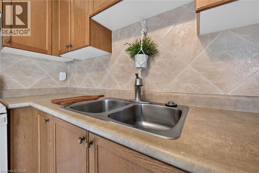 24 Kenyon Crescent Unit# 44, Grimsby, ON - Indoor Photo Showing Kitchen With Double Sink