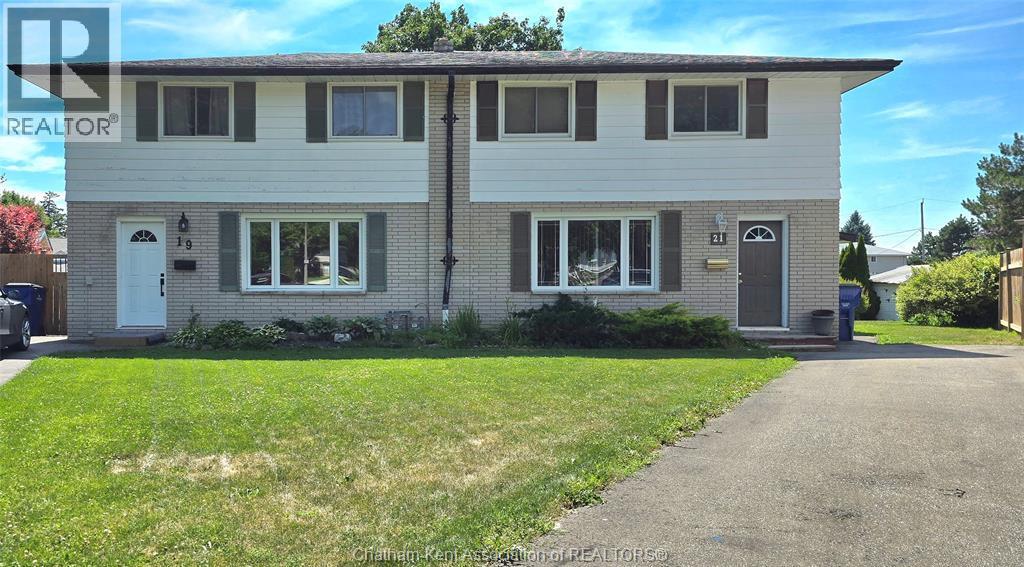 21 Chestnut Drive, Chatham, ON - Outdoor With Facade