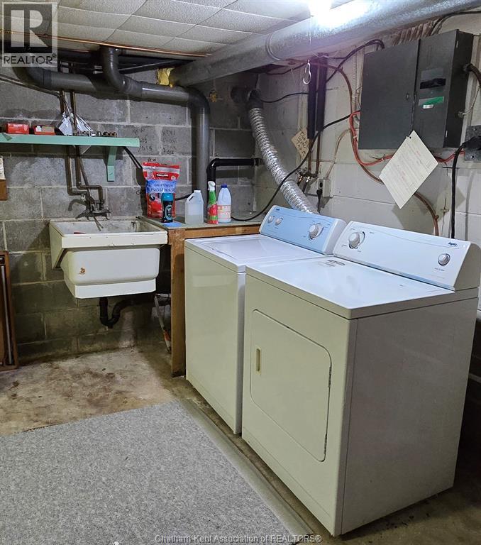 21 Chestnut Drive, Chatham, ON - Indoor Photo Showing Laundry Room