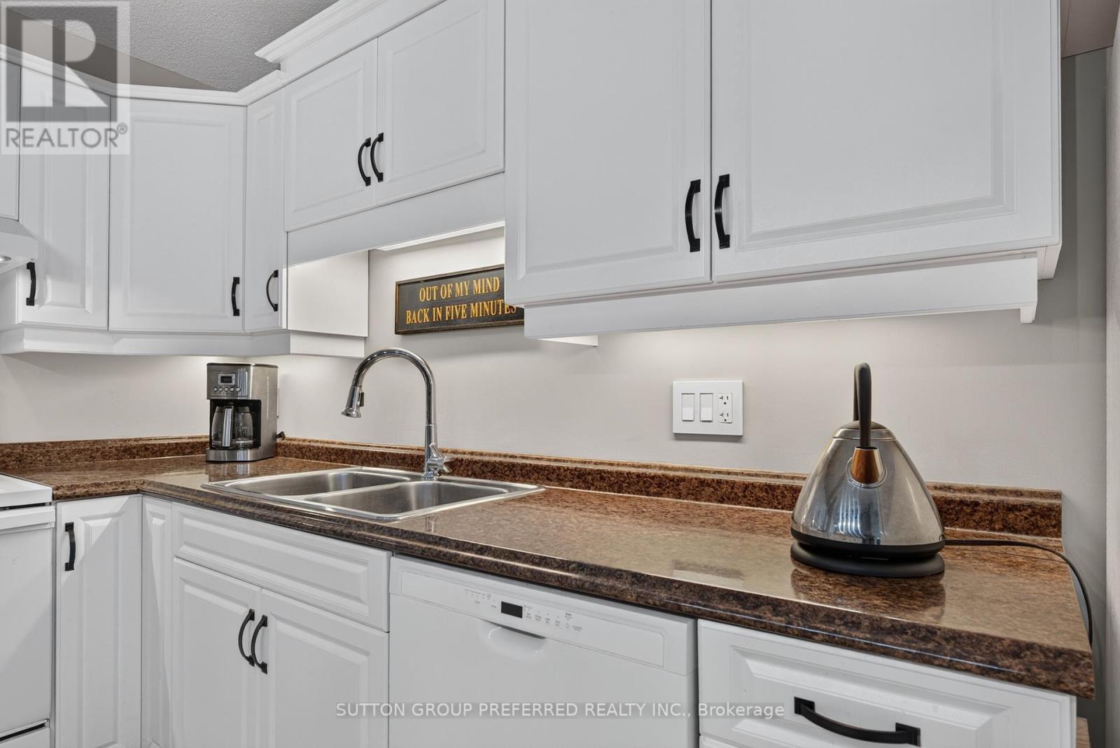 6 - 20 Windemere Place, St. Thomas, ON - Indoor Photo Showing Kitchen With Double Sink