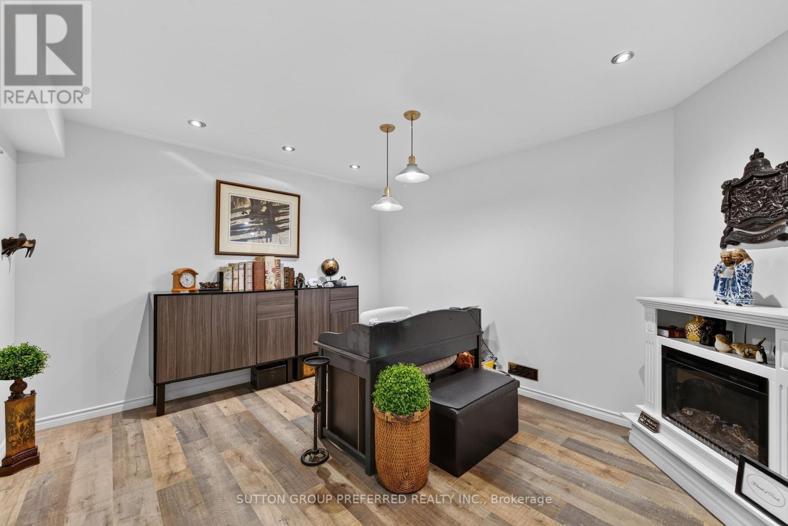 6 - 20 Windemere Place, St. Thomas, ON - Indoor With Fireplace