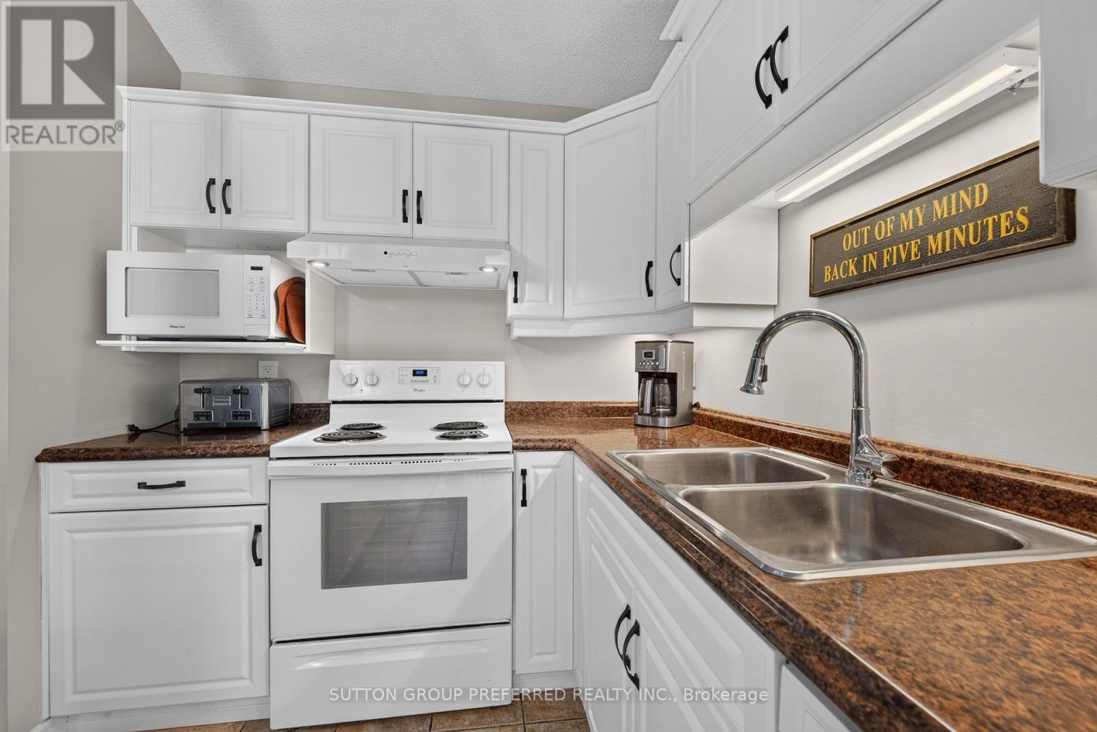 6 - 20 Windemere Place, St. Thomas, ON - Indoor Photo Showing Kitchen With Double Sink