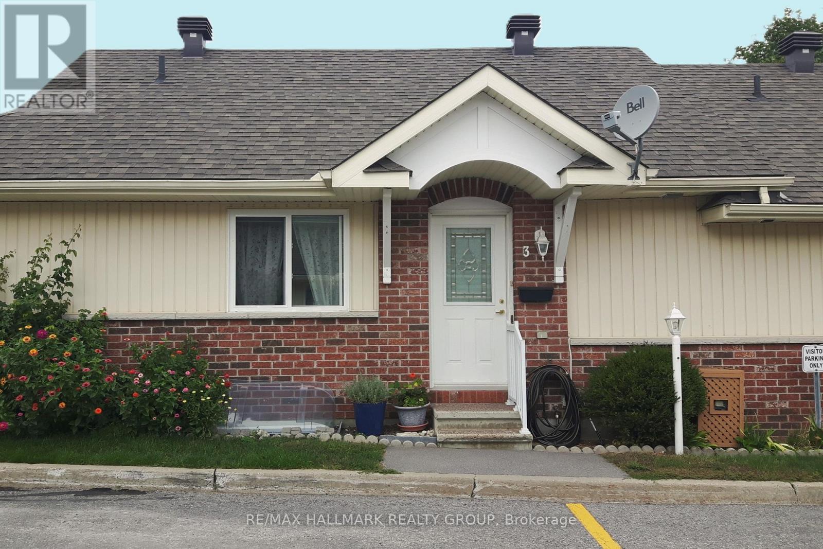 Includes parking at the door. Ample visitor pkg. - 3 Daphne Crescent, Ottawa, ON