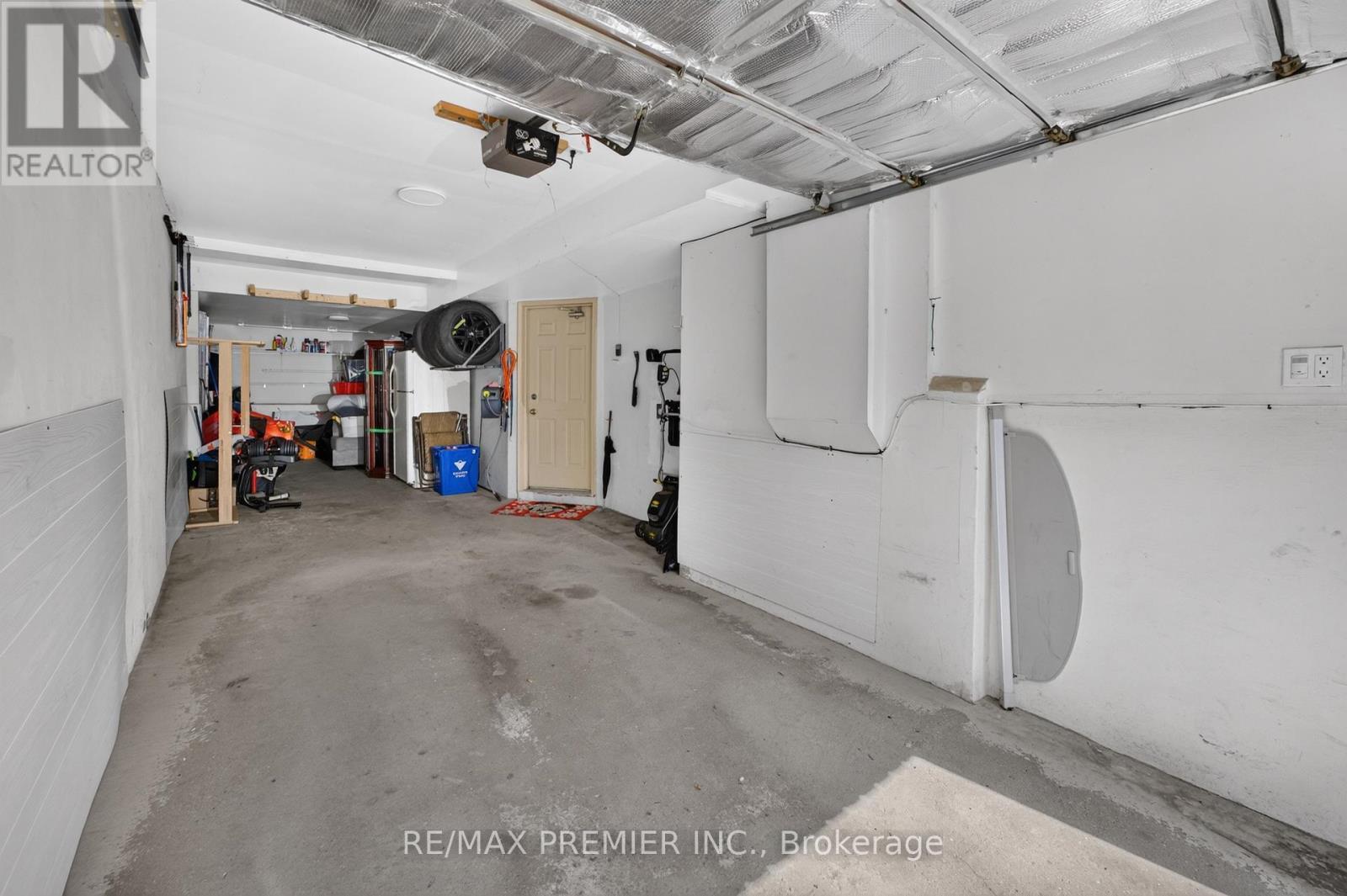 Massive garage with entrance to home. - 47 Milloy Place, Aurora, ON