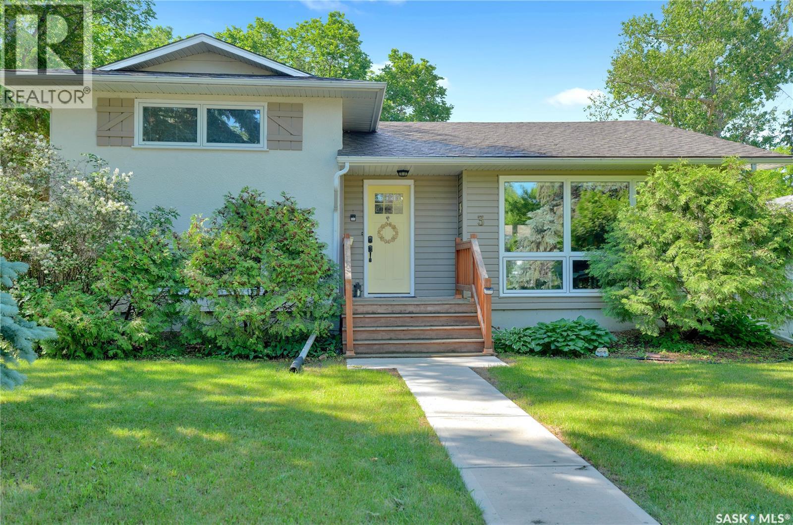3 Dolphin Bay, Regina, SK