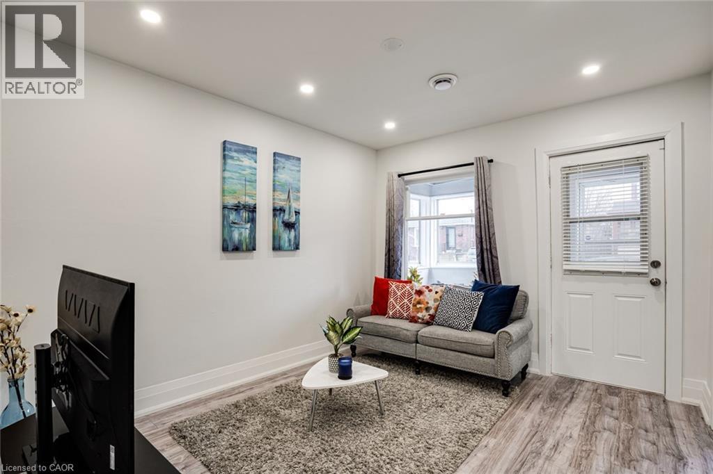 24 Vansitmart Avenue, Hamilton, ON