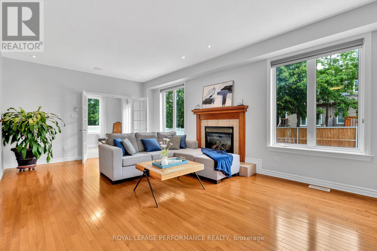 Family room - 767 Long Point Circle, Ottawa, ON