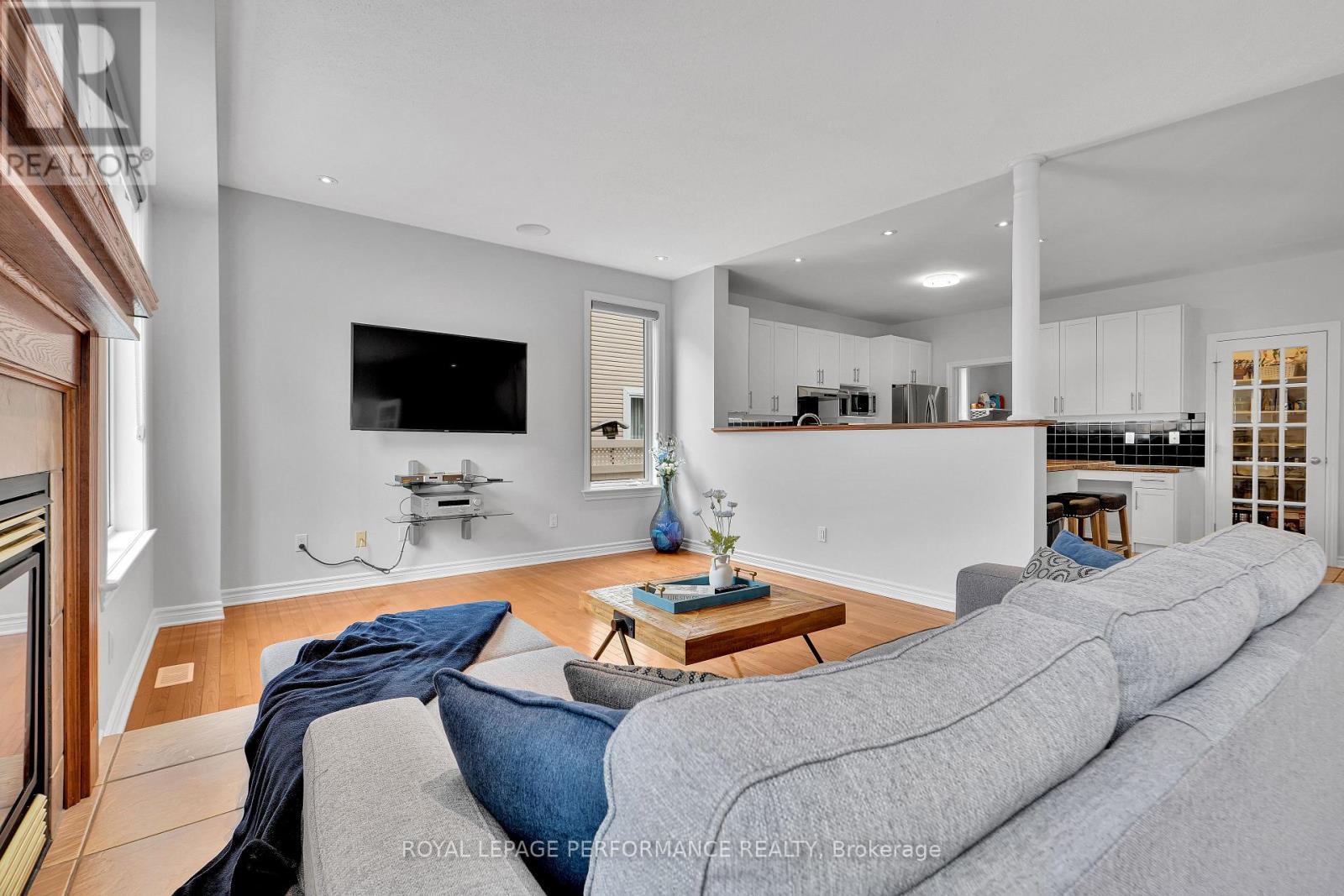 Family room - 767 Long Point Circle, Ottawa, ON