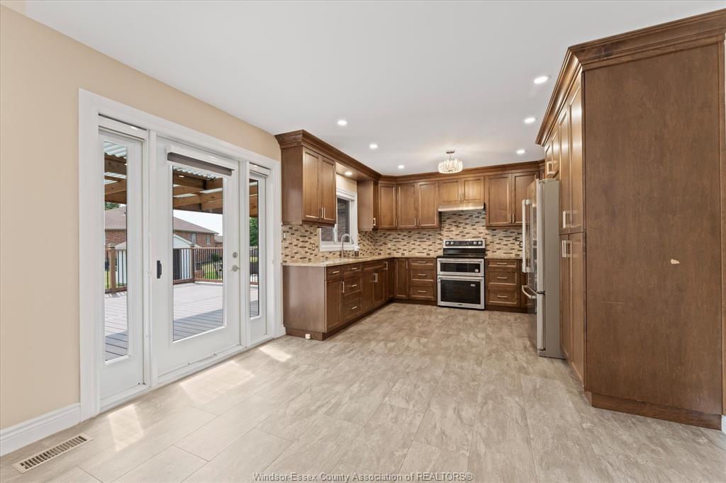 18 Elizabeth Crescent, Leamington, ON