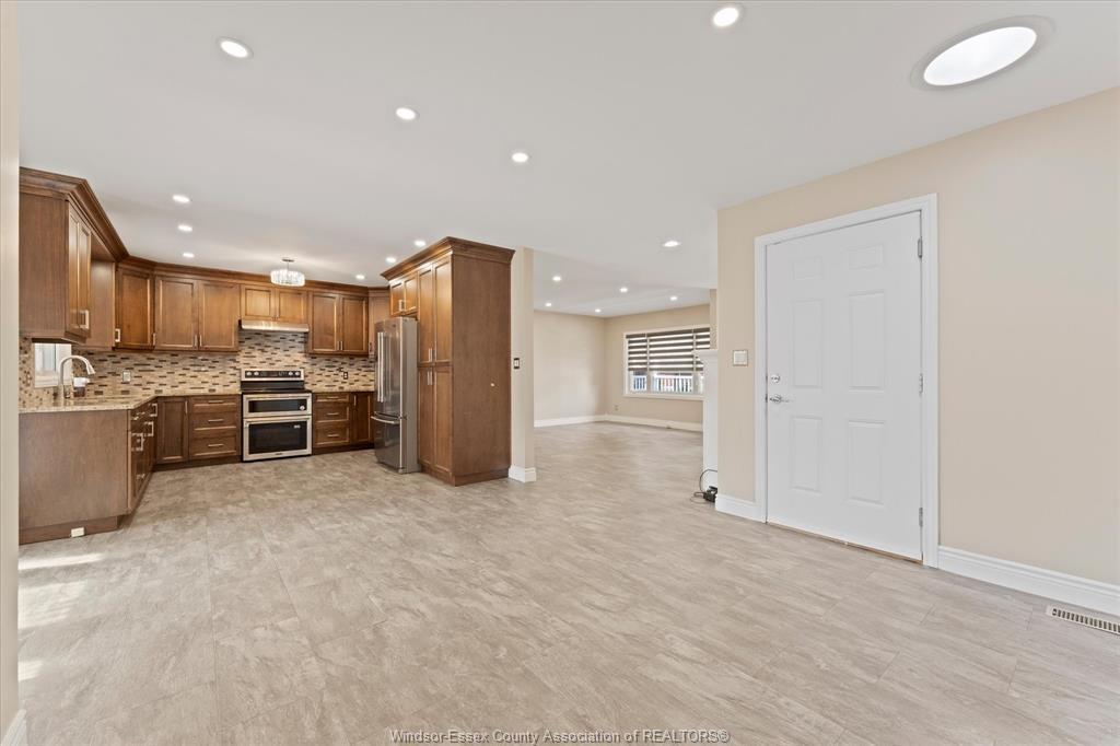 18 Elizabeth Crescent, Leamington, ON