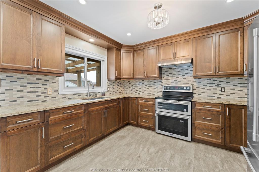 18 Elizabeth Crescent, Leamington, ON