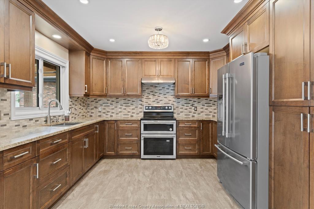 18 Elizabeth Crescent, Leamington, ON