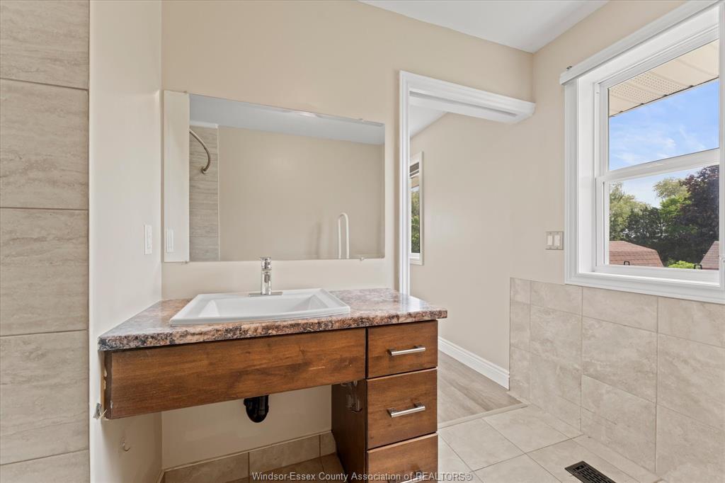 18 Elizabeth Crescent, Leamington, ON