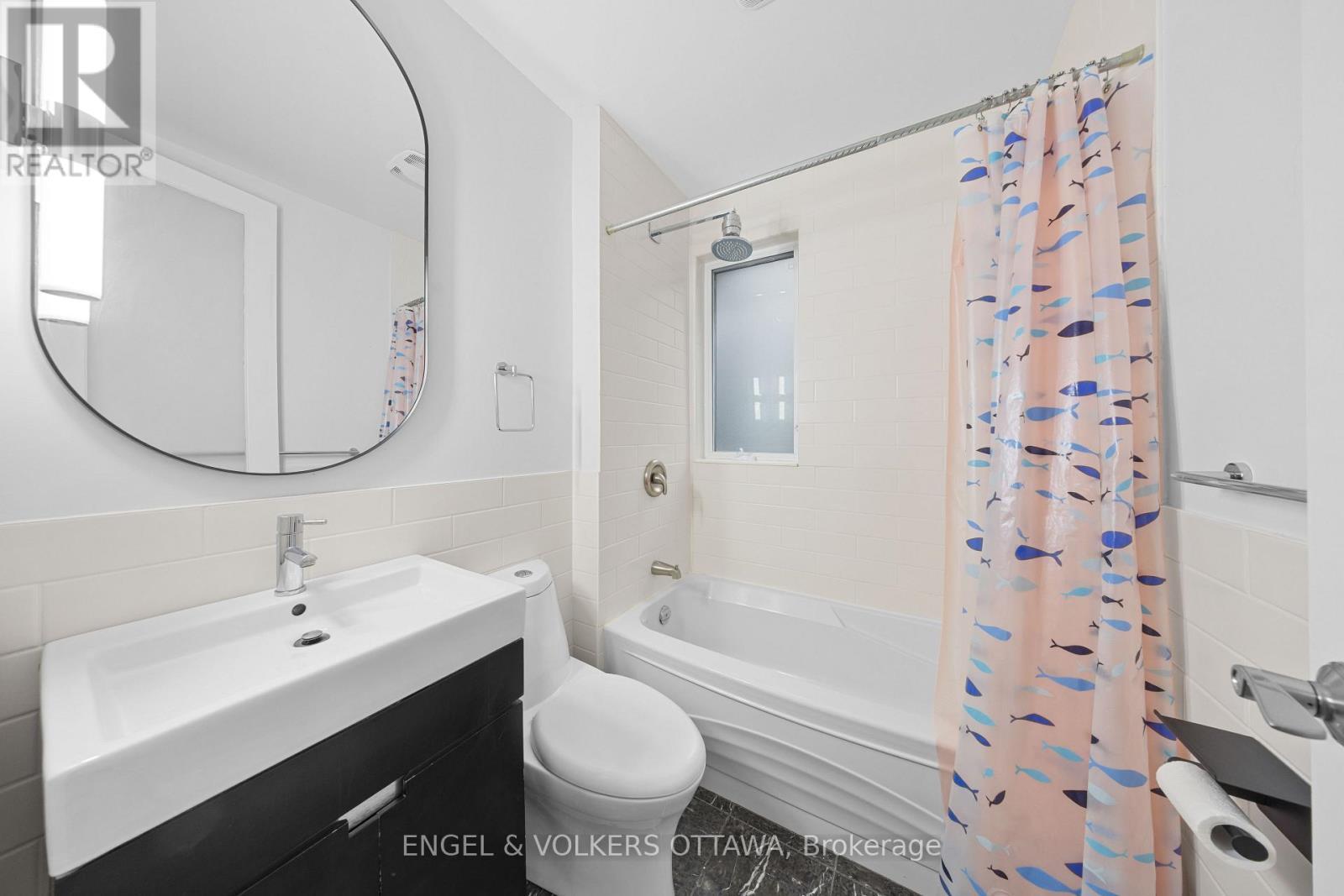 Full family bath - 53 Vaughan Street, Ottawa, ON