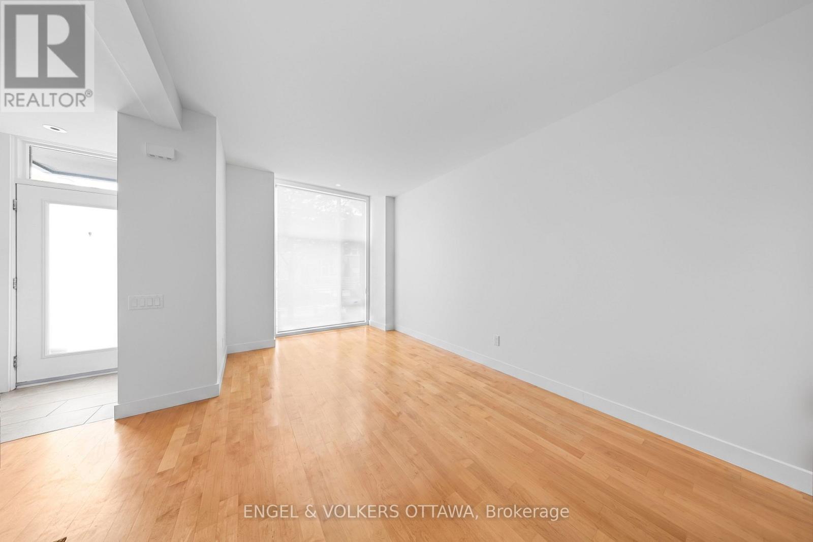 Entrance with living room - 53 Vaughan Street, Ottawa, ON
