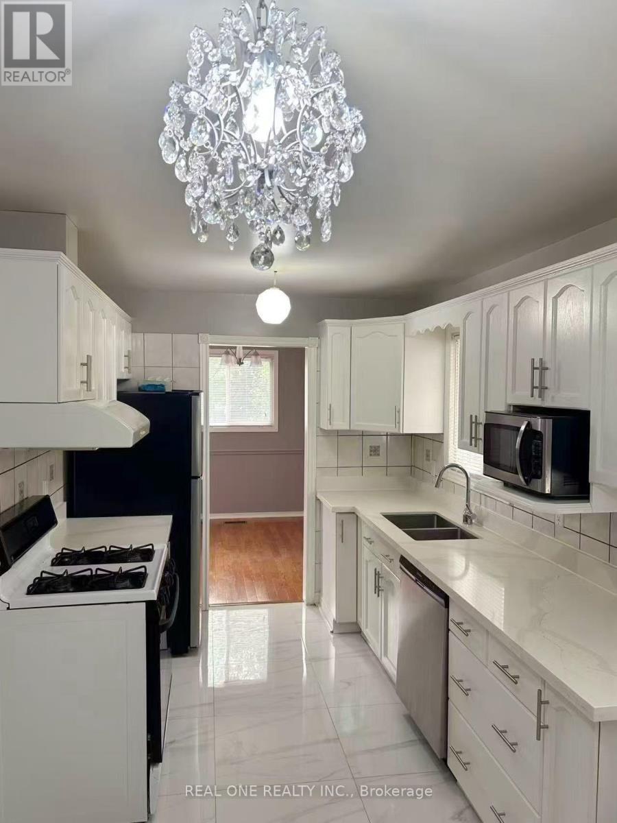 6972 Cordingley Crescent, Mississauga, ON - Indoor Photo Showing Kitchen With Double Sink