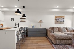 #203-2348 Beacon Ave Sidney, BC V8L 1X3