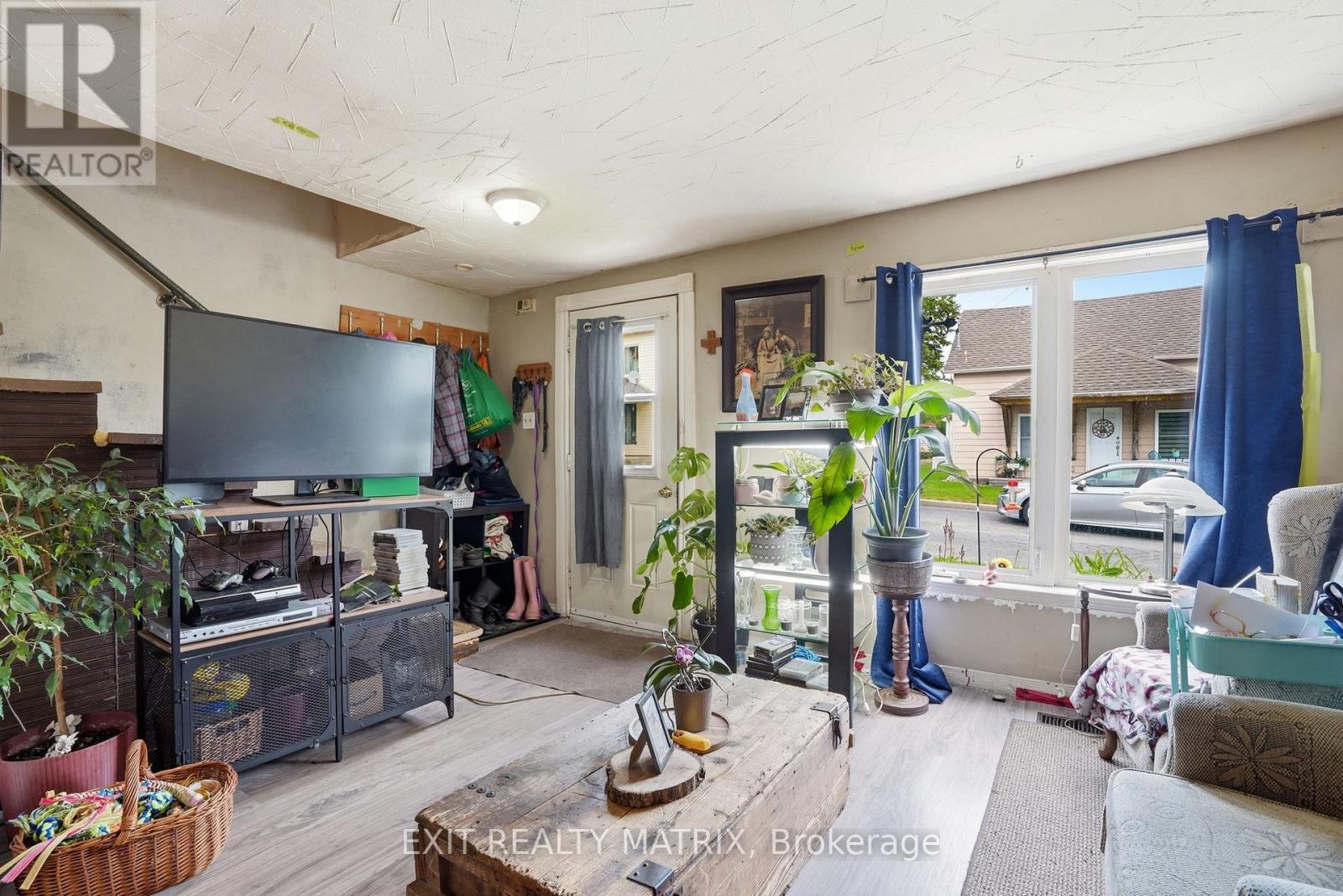 10 Peter Street, Champlain, ON