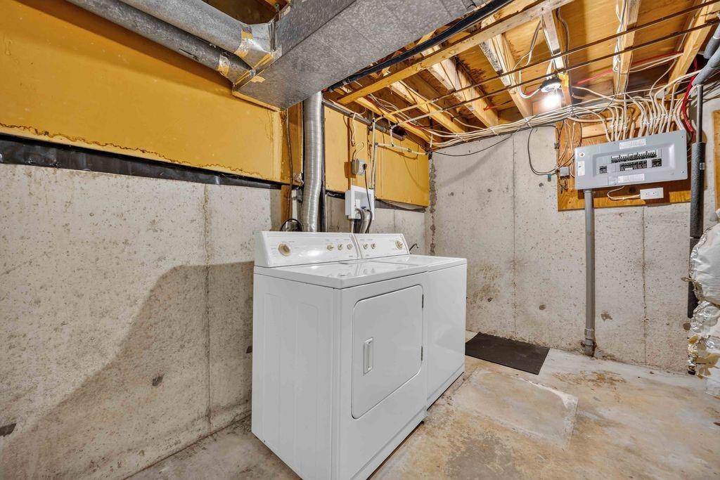 21-215 Trudeau Drive, Sarnia, ON - Indoor Photo Showing Laundry Room
