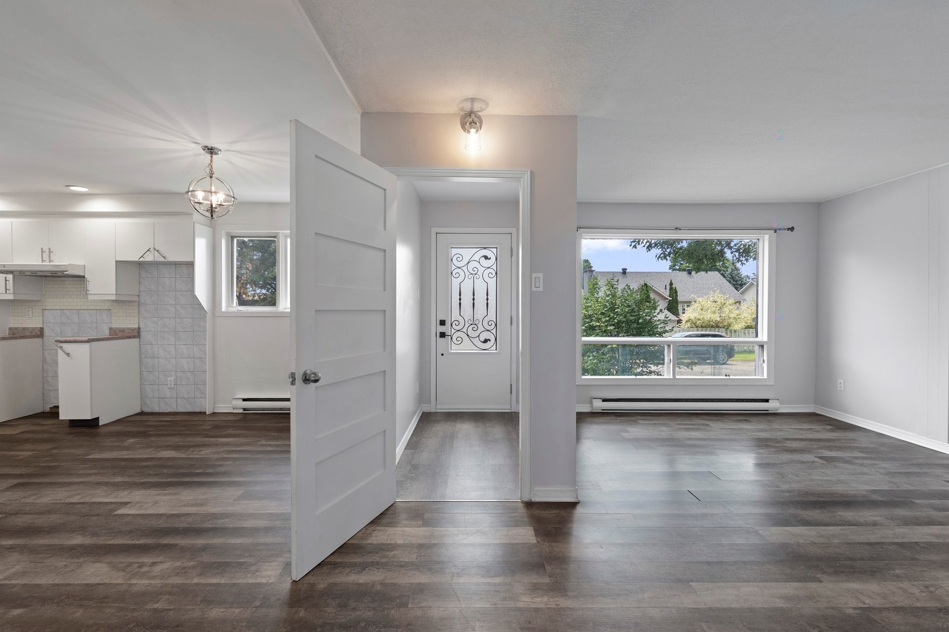 Salon - 410 Rue Du Sommet, L'Île-Perrot, QC