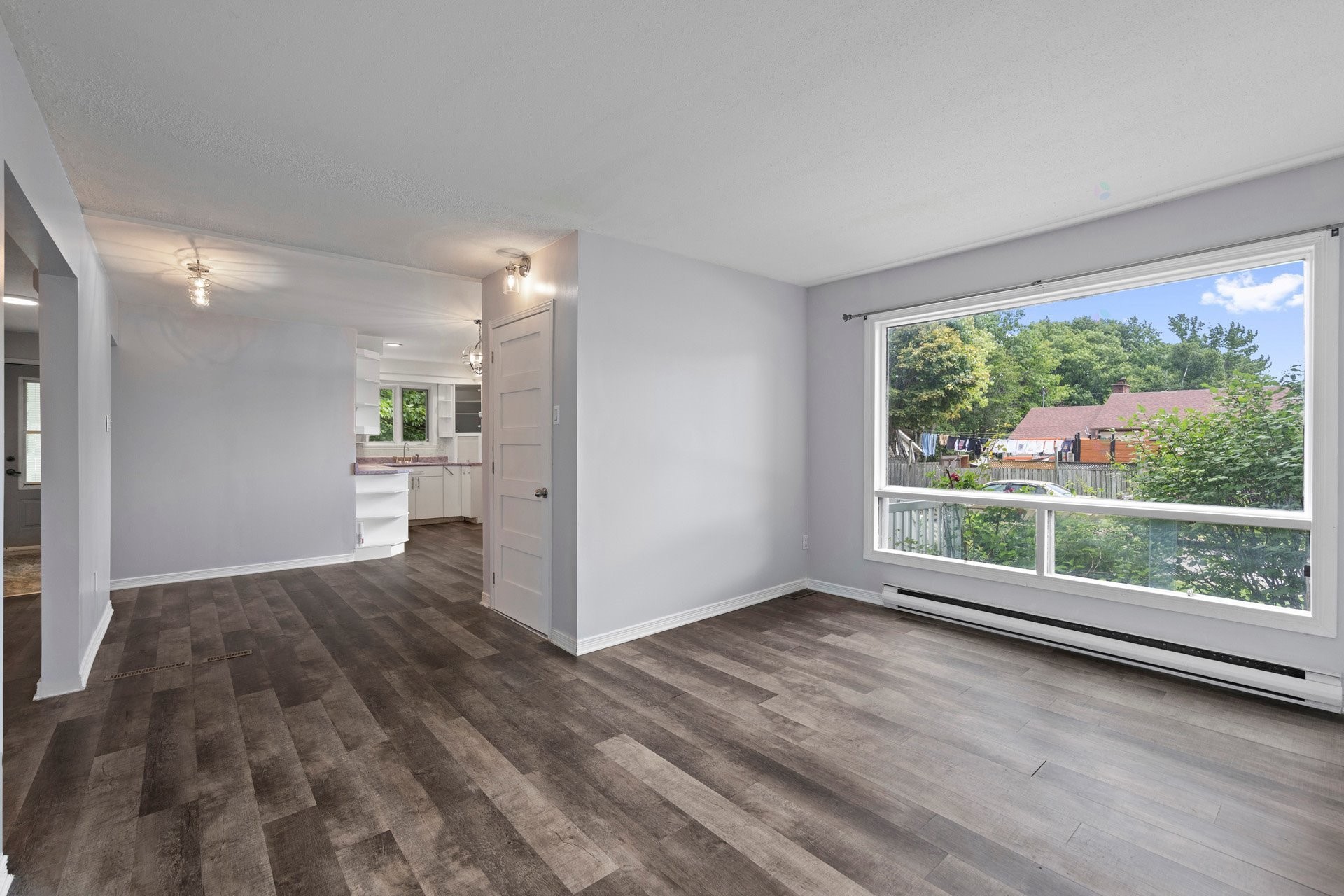 Salon - 410 Rue Du Sommet, L'Île-Perrot, QC