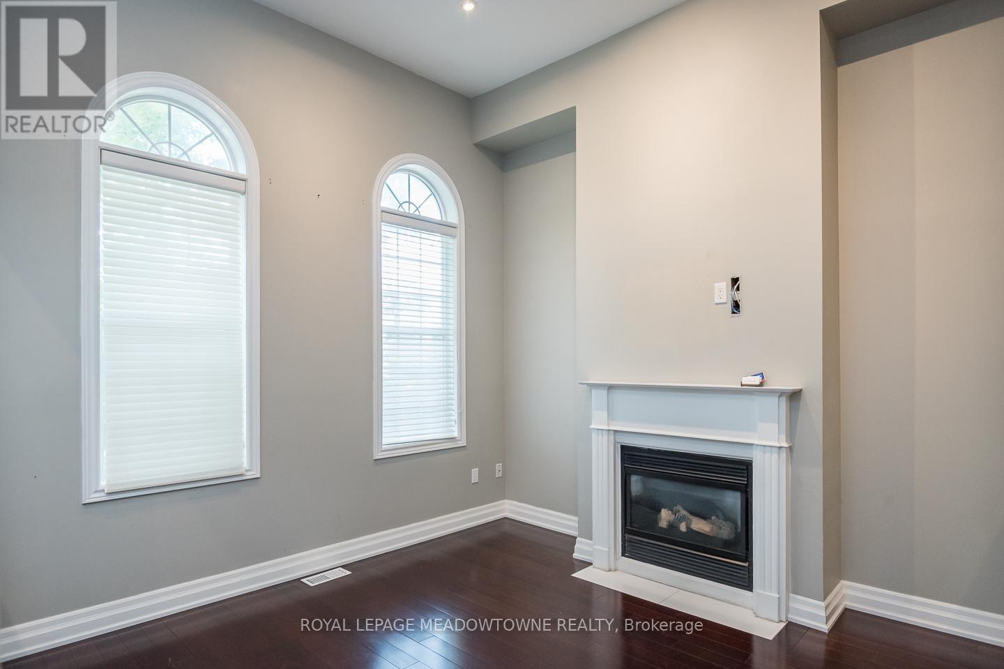 11ft ceiling in the living room - 3486 Eglinton Avenue W, Mississauga, ON