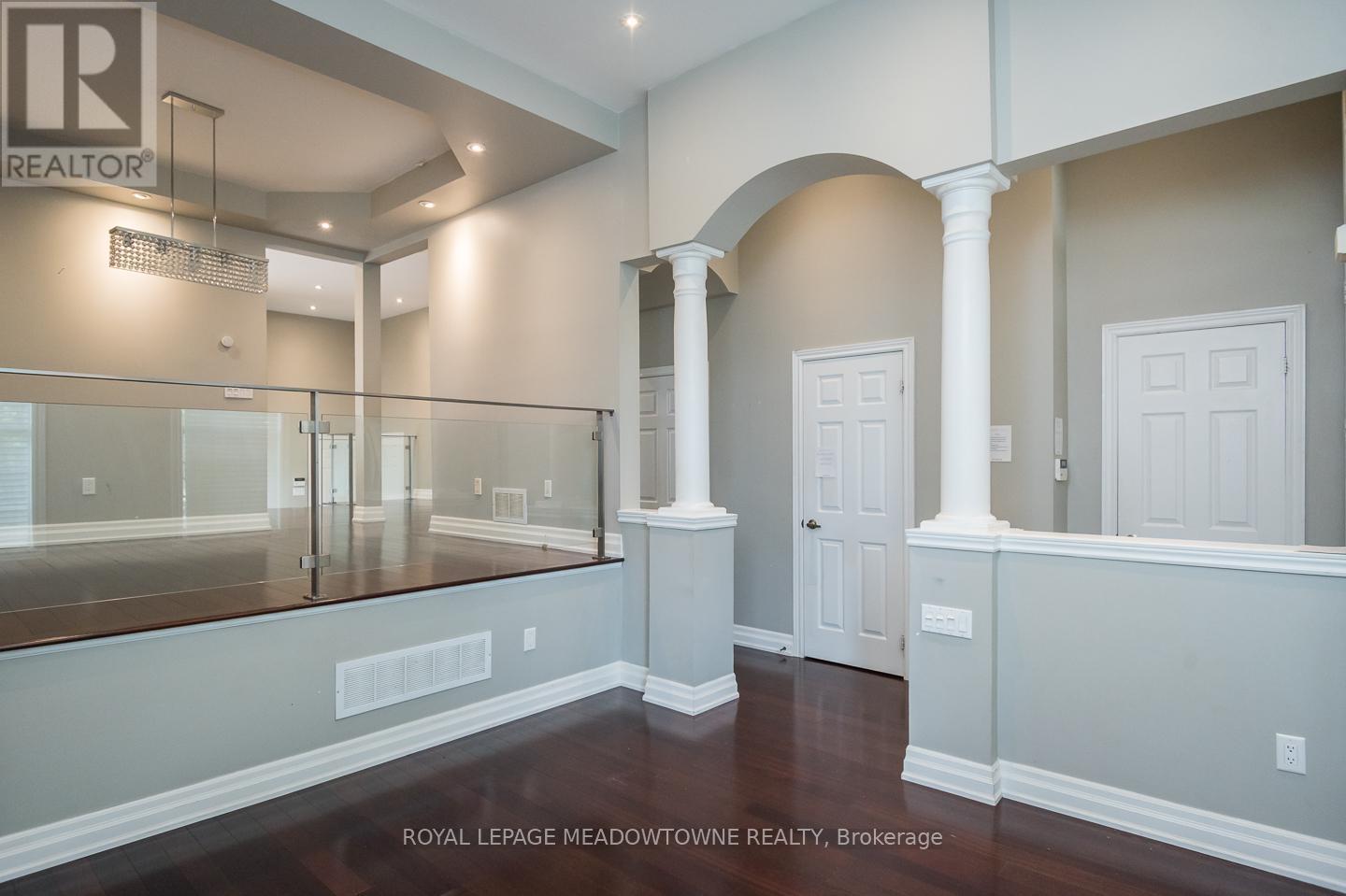 Upgraded 4 inch Jatoba hardwood throughout - 3486 Eglinton Avenue W, Mississauga, ON