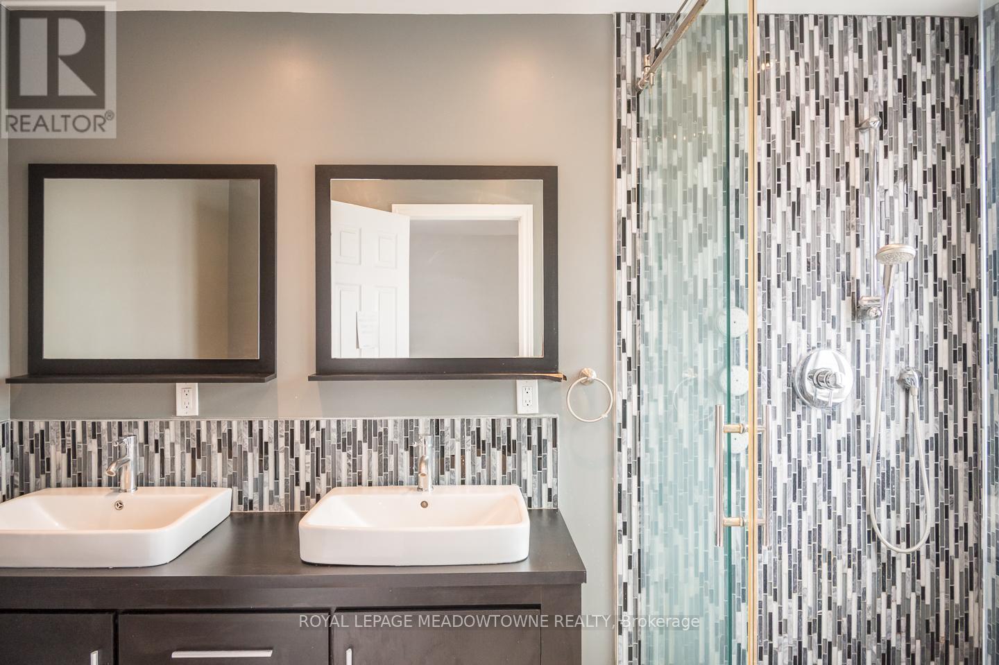 Large ensuite with double vanity - 3486 Eglinton Avenue W, Mississauga, ON