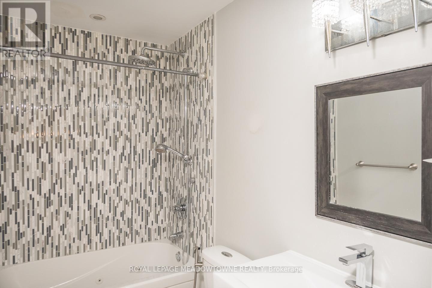 Jacuzzi bathtub & glass tiles - 3486 Eglinton Avenue W, Mississauga, ON